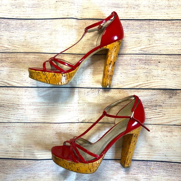 GUESS red patent leather and cork sandal. - Picture 9 of 10